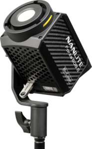800q-03_121411 Lähikuva NANLITE Forza 60B II -LED-valo LED-spottivalaisimesta, jossa on musta, kuvioitu, tuuletettu runko asennettuna jalustalle valkoista taustaa vasten kuvattuna.