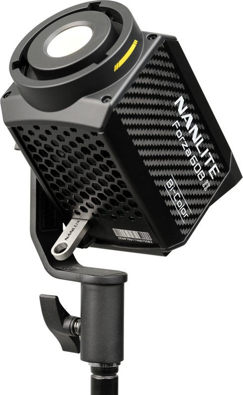 800q-03_121411 Lähikuva NANLITE Forza 60B II -LED-valo LED-spottivalaisimesta, jossa on musta, kuvioitu, tuuletettu runko asennettuna jalustalle valkoista taustaa vasten kuvattuna.