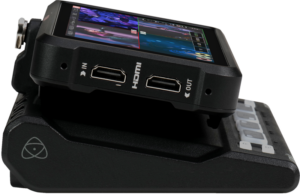 800q-03_121945 ATOMOS Ninja CAST - Ninja V 5" Monitor + AtomX Cast Bundle -näytön lähikuvassa näkyvät näytöllä näkyvät videosyötteet, HDMI IN/OUT -portit, ohjauspainikkeet ja sivussa näkyvä Atomos-logo.