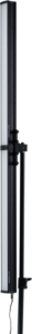 NANLITE LG-E60 4 Light LED Studio -sarjassa on korkea, ohut LED-paneeli mustalla säädettävällä jalustalla, joka näkyy sivulta valkoista taustaa vasten.