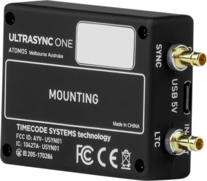 800q-03_121976 Mustassa ATOMOS UltraSync One -mallissa on SYNC-, USB 5V- ja LTC-sivuportit sekä valkoinen etumerkki, jossa on kiinnitys- ja tekniset tiedot.