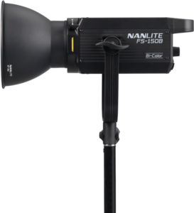 800q-03_122030 NANLITE FS-150B Bi-Color LED Spot Light -LED-valo on asennettu sivuprofiiliseen jalustaan, jonka etuosaan on kiinnitetty suuri heijastin.