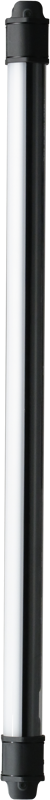 800q-03_122032 NANLITE Pavotube II 15C LED RGBWW Tube Light 1 -valosarjassa on sylinterimäinen putki, jossa on mustat päätykappaleet ja joka näkyy pystysuoraan valkoisella pohjalla. Sen kiiltävä pinta ja tyylikäs, moderni muotoilu lisäävät sen minimalistista vetovoimaa.