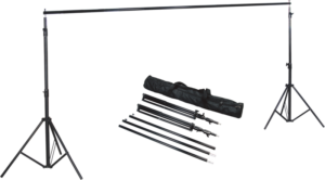 800q-03_122083 NANLITE Background Support Kit sisältää kaksi kolmijalkaa, useita liitostolppia ja mustan kantolaukun, kaikki kuvassa valkoisella pohjalla.