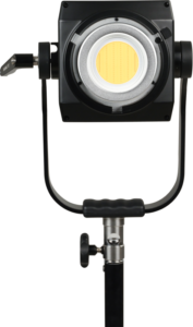 800q-03_123172 NANLITE Forza 500 II Daylight LED Spot Light -LED-valo -valaisimessa on pyöreä keltainen keskus, ja se on asennettu mustaan jalustaan, jossa on säädettävät nupit.