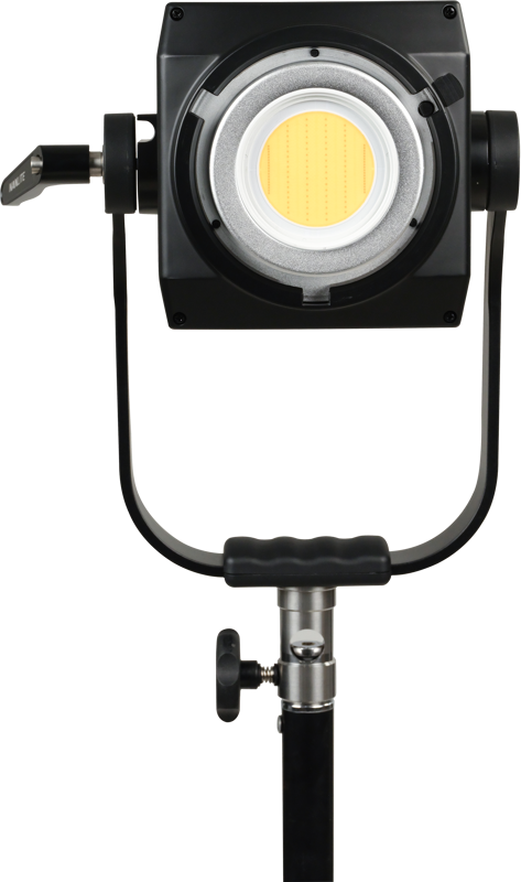 800q-03_123172 NANLITE Forza 500 II Daylight LED Spot Light -LED-valo -valaisimessa on pyöreä keltainen keskus, ja se on asennettu mustaan jalustaan, jossa on säädettävät nupit.