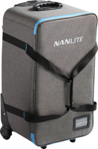 NANLITE Trolly Case for Forza 720/720B on harmaa rullattava kotelo, jossa on mustat hihnat, siniset korostukset, yläkahva, pyörät alareunassa, Nanlite-logo etupuolella ja kirkas etikettitasku.