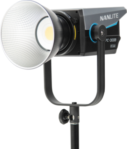 800q-03_124983 NANLITE FC-300B LED Bi-color Spot Light -LED-valo on asennettu mustaan jalustaan, jossa on suuri heijastin ja digitaaliset säätimet sivulla.