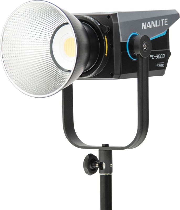 800q-03_124983 NANLITE FC-300B LED Bi-color Spot Light -LED-valo on asennettu mustaan jalustaan, jossa on suuri heijastin ja digitaaliset säätimet sivulla.