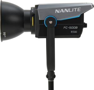 800q-03_124984 Sivukuva NANLITE FC-500B LED Bi-color Spot Light -LED-valo -valaisimesta asennettuna jalustalle, jossa tuotemerkin logo ja mallin tiedot näkyvät rungossa.
