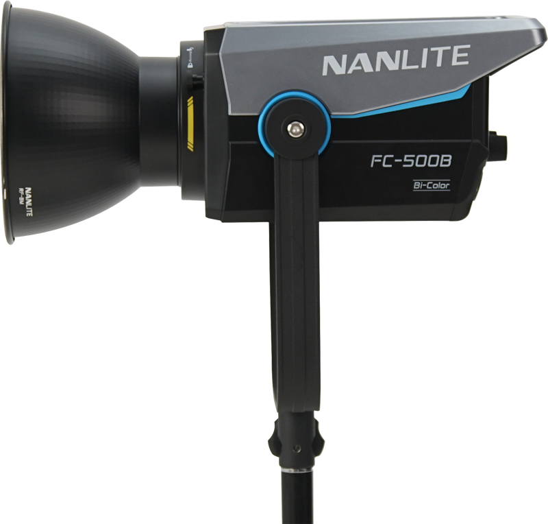 800q-03_124984 Sivukuva NANLITE FC-500B LED Bi-color Spot Light -LED-valo -valaisimesta asennettuna jalustalle, jossa tuotemerkin logo ja mallin tiedot näkyvät rungossa.