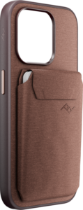 800q-03_125221 Peak Design Mobile Wallet Slim - Redwood on ruskea puhelinkotelo, jossa on sisäänrakennettu kangastasku, jossa on läppäsuljenta, hienovarainen tuotemerkki ja tilaa osittain näkyvälle kortille. Siinä on pyöristetyt reunat ja tarkka kameran leikkaus.