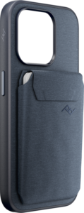 800q-03_125223 Peak Design Mobile Wallet Slim - Midnight on tummanharmaa puhelinkotelo, jossa on läppätasku kahdelle kortille, hienovarainen logo, suuri kameran leikkaus ja ohut, moderni muotoilu.