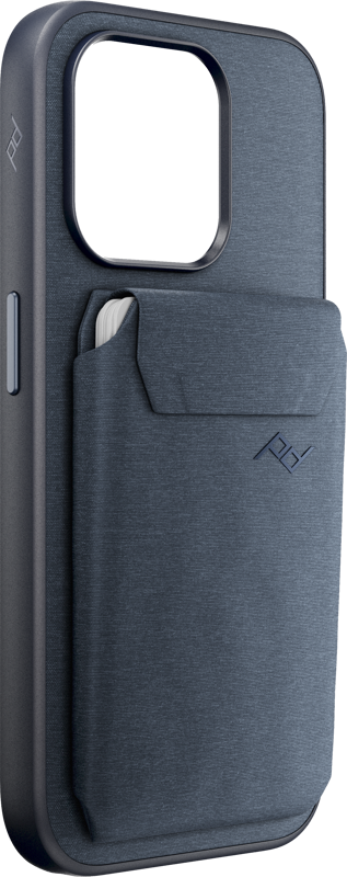 800q-03_125223 Peak Design Mobile Wallet Slim - Midnight on tummanharmaa puhelinkotelo, jossa on läppätasku kahdelle kortille, hienovarainen logo, suuri kameran leikkaus ja ohut, moderni muotoilu.
