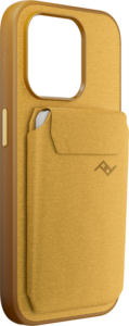 Peak Design Mobile Wallet Slim - Sun on sinapinkeltainen puhelinkotelo, jossa on takatasku, jossa on läppä, geometrinen logo ja tilaa korteille. Siinä on myös suuri kameran aukko.
