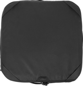 800q-03_125232 Peak Design Camera Cube V2 (Medium) on musta, neliönmuotoinen matkapakkauskuutio, jossa on pyöristetyt kulmat ja reunavetoketju, kuvattuna ylhäältä päin valkoisella pohjalla.