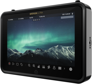 800q-03_126169 Mustan värinen ATOMOS SHOGUN ULTRA 7-tuumainen HDR-monitori-tallennin 8K RAW näyttää luonnonkauniin vuoristomaiseman vihreän revontulen alla yöllä, ja näytöllä on erilaisia kuvakkeita ja asetuksia.