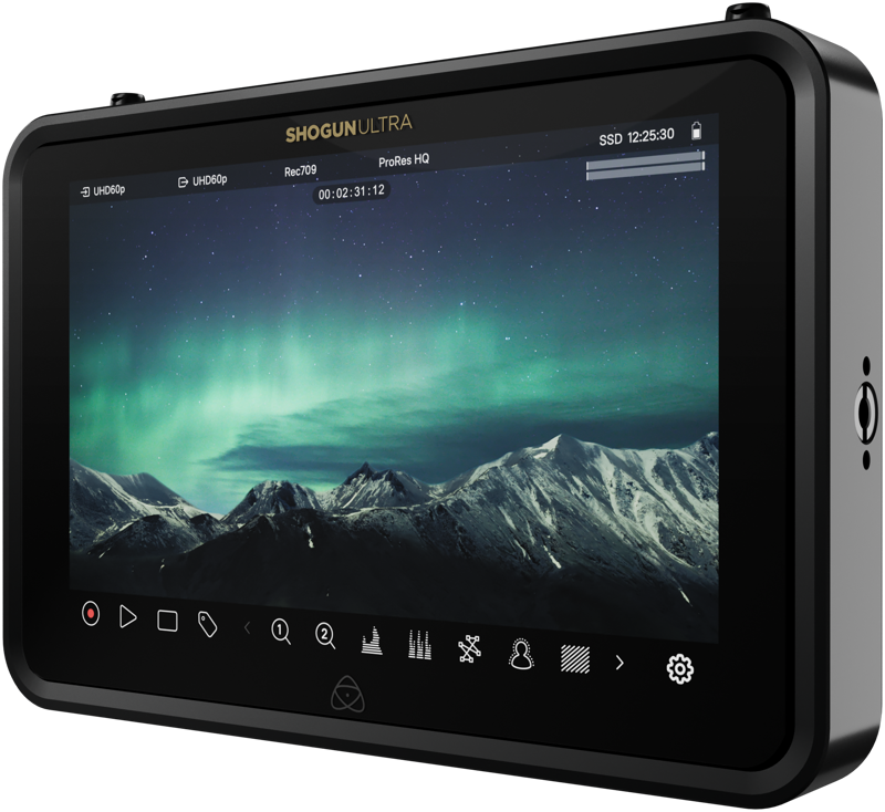 800q-03_126169 Mustan värinen ATOMOS SHOGUN ULTRA 7-tuumainen HDR-monitori-tallennin 8K RAW näyttää luonnonkauniin vuoristomaiseman vihreän revontulen alla yöllä, ja näytöllä on erilaisia kuvakkeita ja asetuksia.