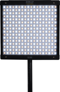 800q-03_126437 NANLITE PavoSlim 60B LED-paneeli, neliön muotoinen LED-valo, jossa on useita valkoisia valoja, on valaistu ja asennettu mustalle jalustalle tavallista taustaa vasten.