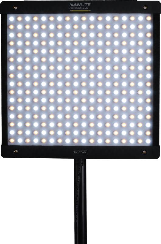 800q-03_126437 NANLITE PavoSlim 60B LED-paneeli, neliön muotoinen LED-valo, jossa on useita valkoisia valoja, on valaistu ja asennettu mustalle jalustalle tavallista taustaa vasten.