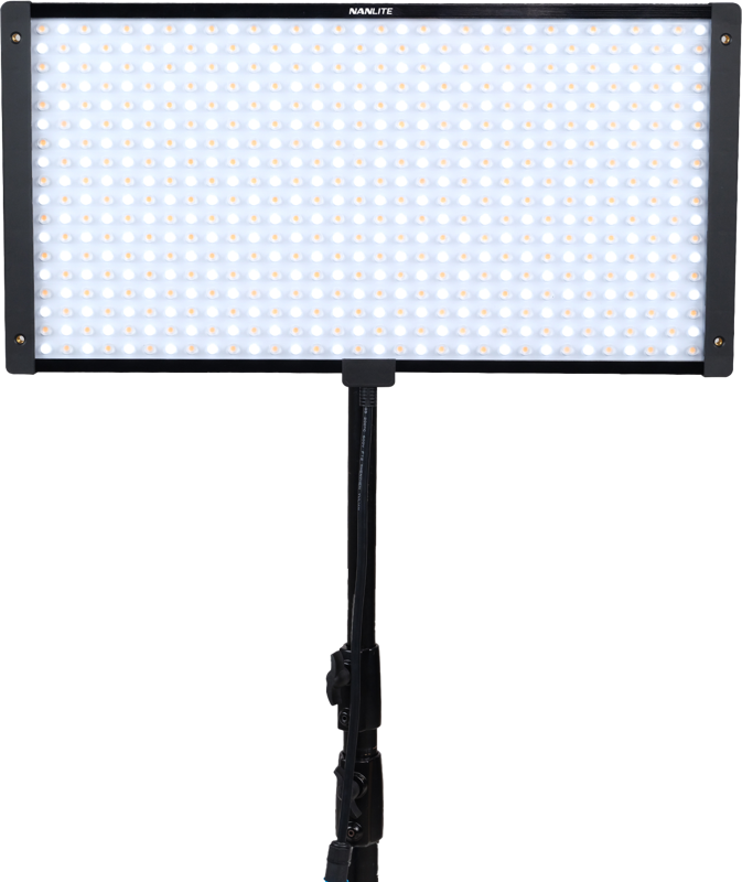 800q-03_126438 NANLITE Pavoslim 120B LED-paneeli, suorakulmainen valaisin, jossa on satoja lamppuja, on asennettu mustaan jalustaan tavallista, vaaleaa taustaa vasten. Valaistussa paneelissa on tyylikäs musta kehys.