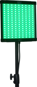800q-03_126439 NANLITE PavoSlim 60C RGBWW LED-paneeli, suorakulmainen jalustalla oleva valo, näyttää kirkkaan vihreää yksittäisten LEDien ruudukon avulla ja siinä on takana roikkuva johto.