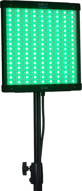800q-03_126439 NANLITE PavoSlim 60C RGBWW LED-paneeli, suorakulmainen jalustalla oleva valo, näyttää kirkkaan vihreää yksittäisten LEDien ruudukon avulla ja siinä on takana roikkuva johto.