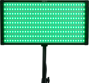 800q-03_126440 Jalustalle asennettu NANLITE PavoSlim 120C RGBWW LED-paneeli säteilee kirkkaan vihreää hehkua tasaisesti sijoitetuista LEDeistä.