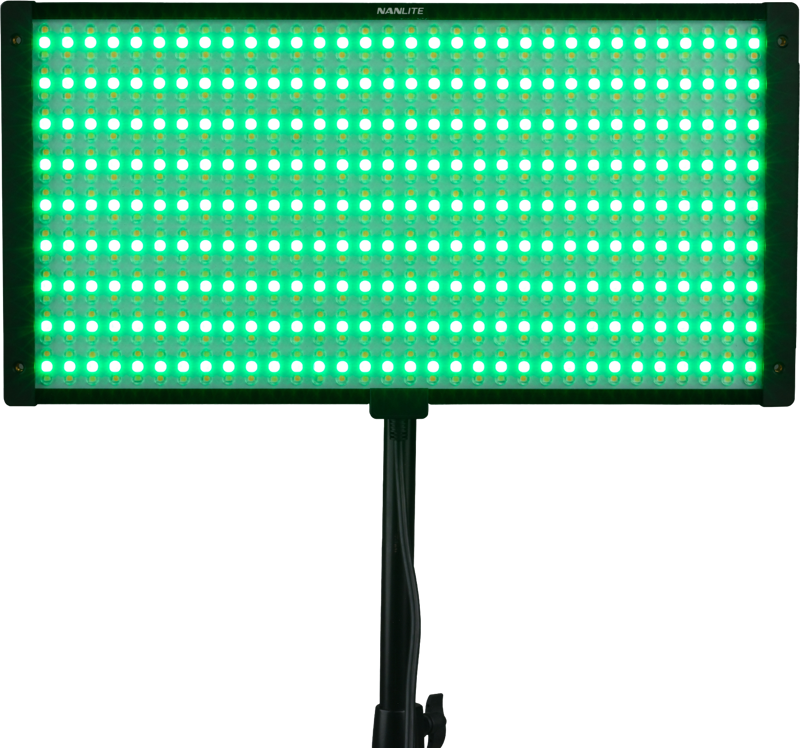 800q-03_126440 Jalustalle asennettu NANLITE PavoSlim 120C RGBWW LED-paneeli säteilee kirkkaan vihreää hehkua tasaisesti sijoitetuista LEDeistä.