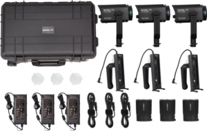 NANLITE Forza 60C RGBLAC Led 3 Light Kit (LED-valo), jossa on kova kotelo, kolme LED-päätä, kahvat, virtasovittimet, kaapelit, sylinterimäiset diffuusorit ja kaksi valkoista kupolidiffuusoria, näkyy valkoisella pohjalla.