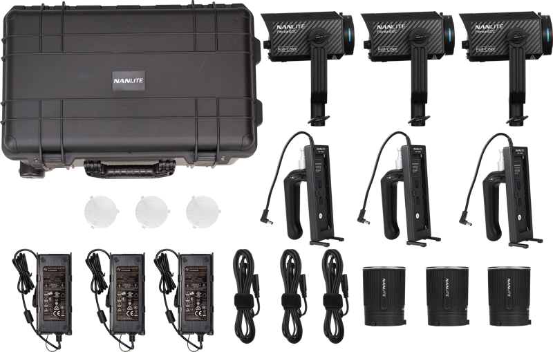 NANLITE Forza 60C RGBLAC Led 3 Light Kit (LED-valo), jossa on kova kotelo, kolme LED-päätä, kahvat, virtasovittimet, kaapelit, sylinterimäiset diffuusorit ja kaksi valkoista kupolidiffuusoria, näkyy valkoisella pohjalla.