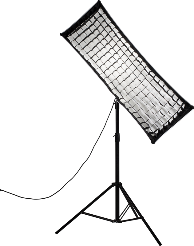 800q-04_111998 NANLITE Eggcrate grid for Softbox 45x110cm on asennettu kolmijalkaiseen jalustaan, joka on kallistettu kulmaan ja jossa virtajohto roikkuu valaisimesta. Asetelma on tavallista valkoista taustaa vasten.