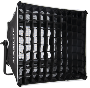 800q-04_112594 NANLITE Soft Box for Mixpanel 60 on esitetty edestäpäin valaistulla LED-paneelilla ja ritiläkiinnityksellä, joka tarjoaa ammattimaisen studiovalaistuksen.