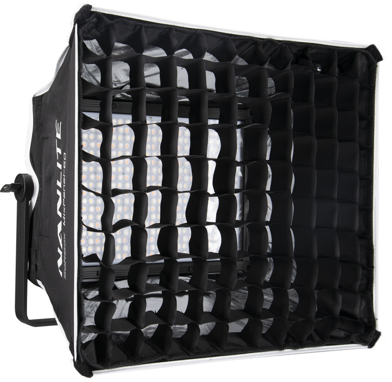 800q-04_112594 NANLITE Soft Box for Mixpanel 60 on esitetty edestäpäin valaistulla LED-paneelilla ja ritiläkiinnityksellä, joka tarjoaa ammattimaisen studiovalaistuksen.