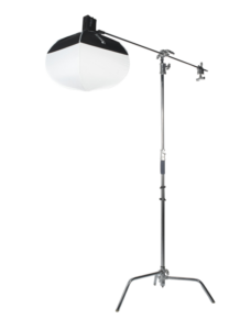 800q-04_114104 NANLITE LT-FMM-60 Lantern softbox 60cm FM-kiinnityksellä on asennettu puomin varteen ja korkeaan metalliseen kolmijalkaiseen jalustaan, joka on eristetty valkoista taustaa vasten.