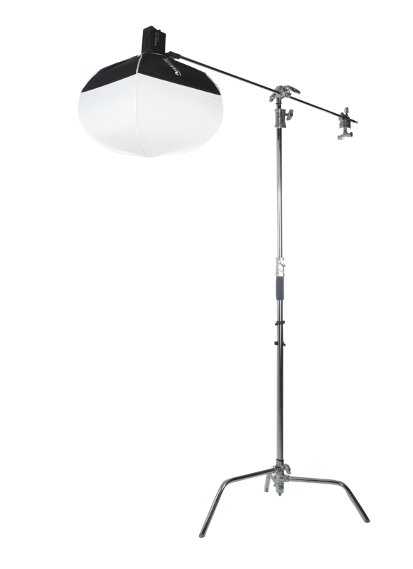 800q-04_114104 NANLITE LT-FMM-60 Lantern softbox 60cm FM-kiinnityksellä on asennettu puomin varteen ja korkeaan metalliseen kolmijalkaiseen jalustaan, joka on eristetty valkoista taustaa vasten.