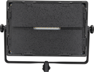 800q-04_116388 Lähikuvassa NANLITE 1200CSA Bicolor LED -paneelista näkyy sen suorakulmainen muoto, keskimmäinen rivi pieniä LED-valoja ja säädettävät mustat läpät kummallakin puolella, kaikki asennettuna jalustalle.