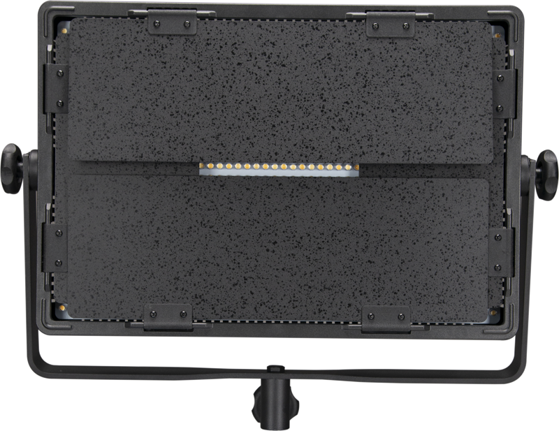 800q-04_116388 Lähikuvassa NANLITE 1200CSA Bicolor LED -paneelista näkyy sen suorakulmainen muoto, keskimmäinen rivi pieniä LED-valoja ja säädettävät mustat läpät kummallakin puolella, kaikki asennettuna jalustalle.