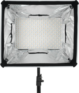 800q-04_117079 NANLITE Barndoor with Softbox for MixPad II 27C -valaisimessa on heijastava hopeanvärinen sisäpuoli ja musta kehys, se kiinnitetään jalustaan ja se on ihanteellinen valokuvaukseen tai videovalaistukseen.