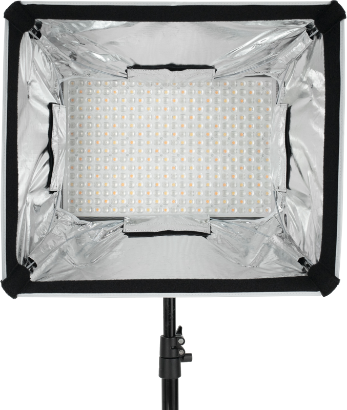 800q-04_117079 NANLITE Barndoor with Softbox for MixPad II 27C -valaisimessa on heijastava hopeanvärinen sisäpuoli ja musta kehys, se kiinnitetään jalustaan ja se on ihanteellinen valokuvaukseen tai videovalaistukseen.