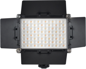 800q-04_117080 NANLITE Barndoor for Mixpad II 11C näkyy edestä, ja siinä on säädettävät mustat lato-ovet, jotka ympäröivät suorakulmaista LED-paneelia, jossa on useita pieniä lamppuja, tavallista taustaa vasten.