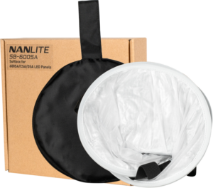 800q-04_117367 NANLITE Soft Box for 600SA/CSA/DSA LED Panels on esillä ruskean pakkauksen vieressä, ja pehmeä laatikko on avattu niin, että sen valkoinen sisäpuoli ja musta ulkopuoli paljastuvat.