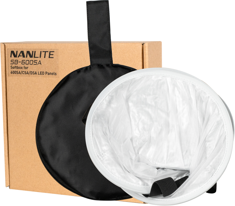 800q-04_117367 NANLITE Soft Box for 600SA/CSA/DSA LED Panels on esillä ruskean pakkauksen vieressä, ja pehmeä laatikko on avattu niin, että sen valkoinen sisäpuoli ja musta ulkopuoli paljastuvat.