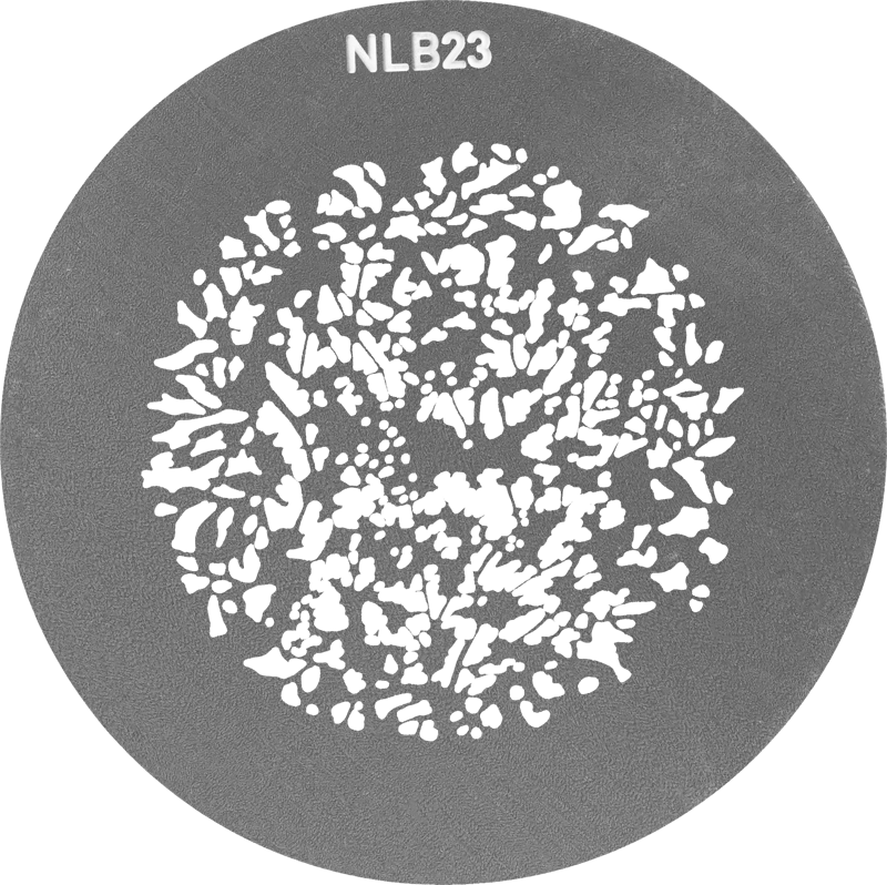 PJ-BM:n NANLITE GOBO Set 2:ssa on pyöreä harmaa levy, jonka yläosassa on merkintä "NLB23" ja jonka keskellä on epäsäännöllinen valkoisten muotojen rypäs, joka muistuttaa abstraktia tai solukuviota.
