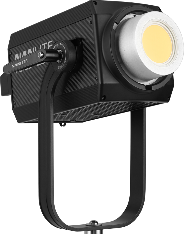 800q-04_118850 U-muotoiseen säädettävään kiinnikkeeseen asennettu keltaisella LED-valolla varustettu NANLITE Forza 720 LED Spot Light -valaisin näkyy tavallista taustaa vasten. Mukana vaunukotelo.