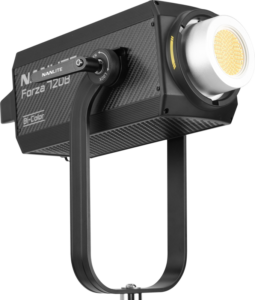 800q-04_118851 NANLITE Forza 720B LED-spottivalo, jossa on vaunukotelo, on esillä mustalla metallikehyksellä ja säädettävällä ikealla valkoista taustaa vasten.