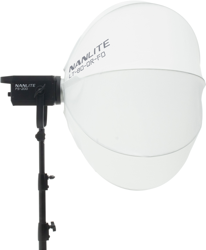 800q-04_118861 NANLITE Lantern Softbox LT-80-QR-FD on asennettu Nanlite FS-200 -studiovalaisimeen mustalla jalustalla, kaikki eristettynä valkoista taustaa vasten.