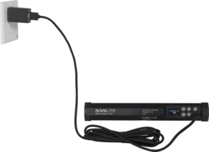 Musta Nanlite PavoTube II 6C LED-valo on kytketty pistorasiaan NANLITE USB-USB-C 3m -liitäntäkaapelilla ja USB-sovittimella, ja kierretty kaapeli on valon vieressä.