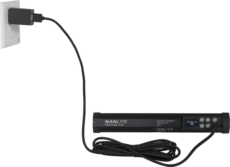 Musta Nanlite PavoTube II 6C LED-valo on kytketty pistorasiaan NANLITE USB-USB-C 3m -liitäntäkaapelilla ja USB-sovittimella, ja kierretty kaapeli on valon vieressä.