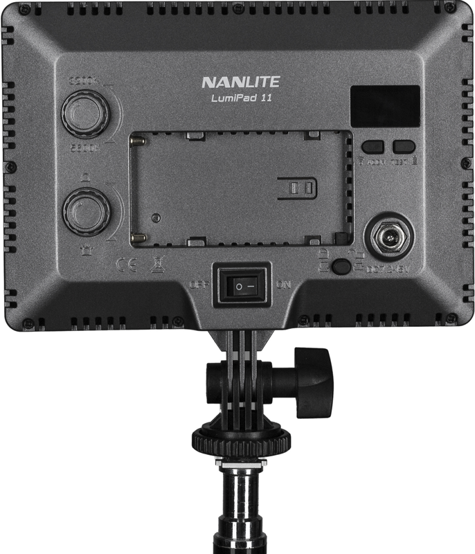 800q-04_118931 NANLITE LumiPad 11 - LED-valon takanäkymä, jossa näkyvät säätönupit, paristokotelo, virtakytkin ja valotelineeseen asennettu näyttö.
